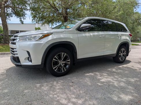 Used 2019 Toyota Highlander Plus AWD/4WD image 3