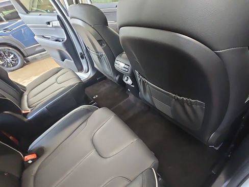 Used 2024 Hyundai Palisade Limited FWD image 12