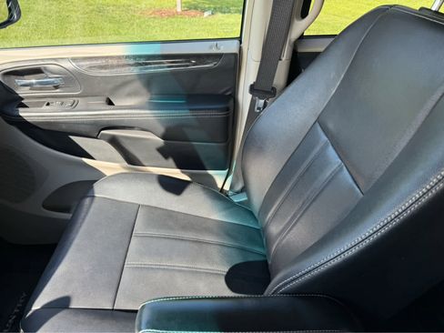 Used 2016 Chrysler Town & Country Touring FWD image 25