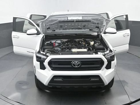 Used 2025 Toyota Tacoma SR5 AWD/4WD image 32