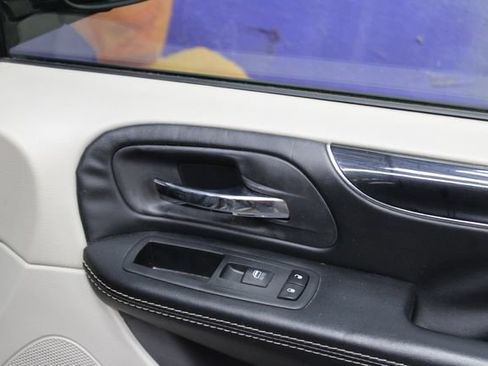Used 2019 Dodge Grand Caravan SXT FWD image 13
