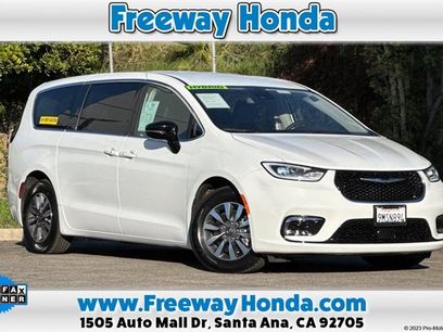 Used 2024 Chrysler Pacifica Select