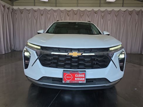 Used 2025 Chevrolet Trax LT FWD image 11