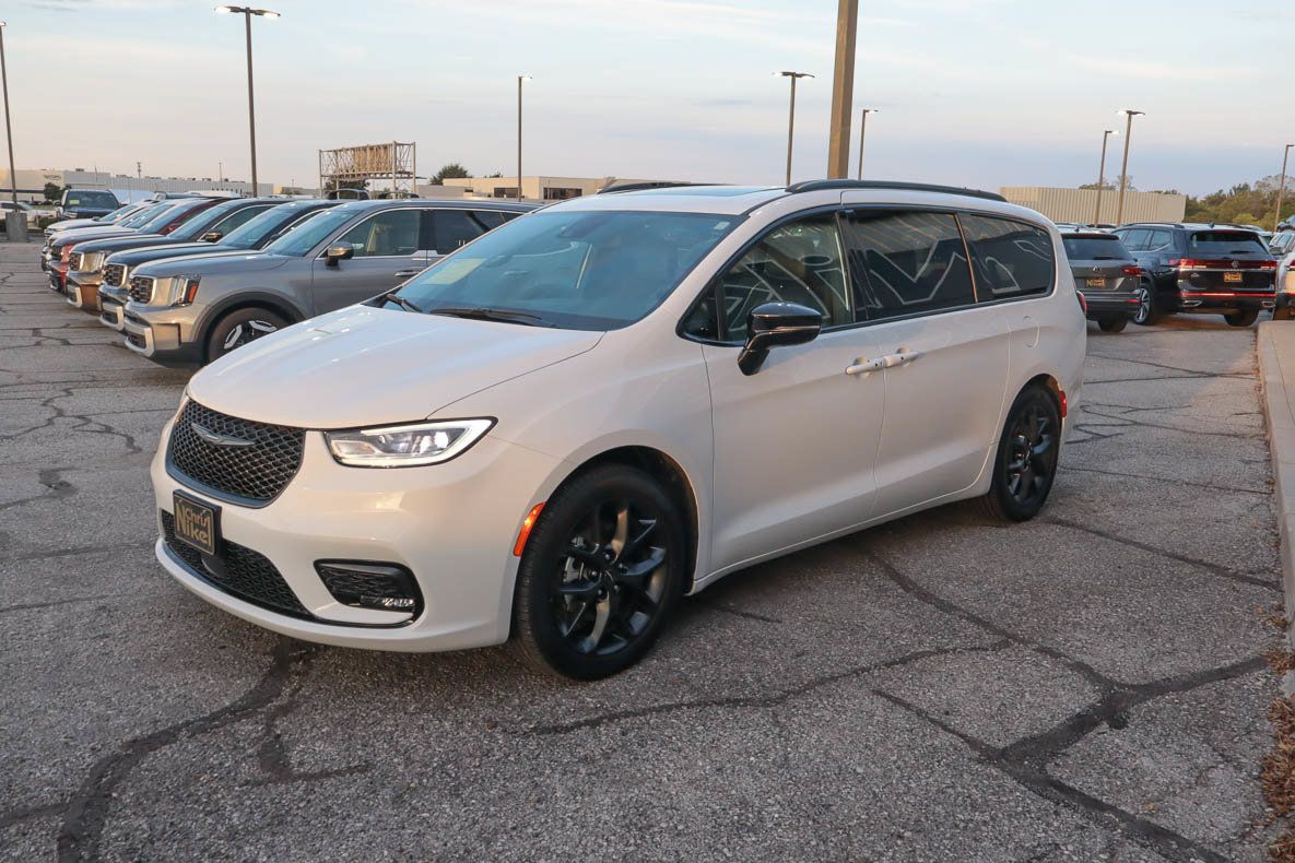 Used 2025 Chrysler Pacifica Limited FWD image 3