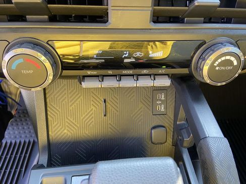 Used 2025 Toyota Tacoma SR5 AWD/4WD image 23