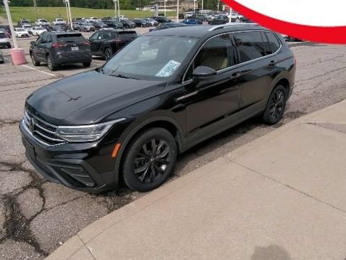 Used 2022 Volkswagen Tiguan SE AWD/4WD image 1