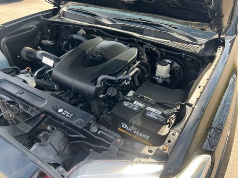 Used 2017 Toyota Tacoma TRD Sport image 43