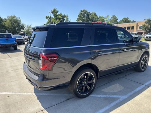 Used 2023 Ford Expedition Limited RWD image 9