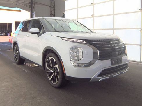 Used 2024 Mitsubishi Outlander SE image 3