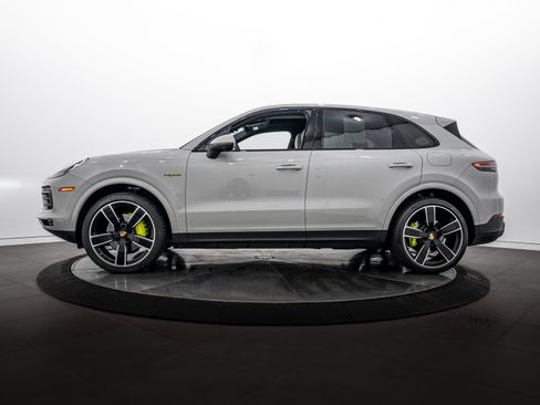 Certified 2023 Porsche Cayenne Platinum Edition AWD/4WD image 2