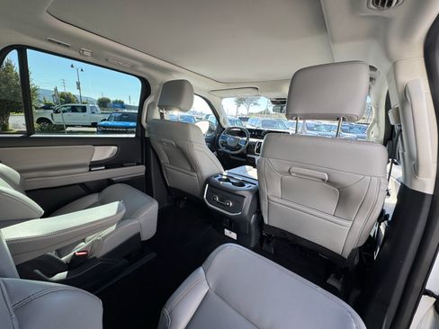 Used 2025 Ford Expedition Active AWD/4WD image 26
