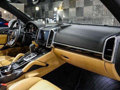 Used 2018 Porsche Cayenne S image 15