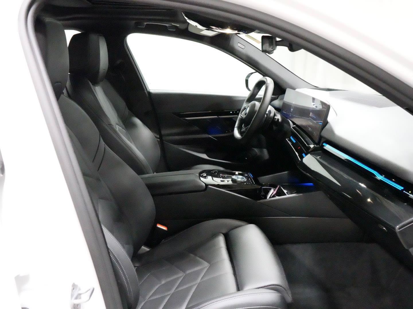 Used 2025 BMW 530i xDrive w/ Premium Package AWD/4WD image 7