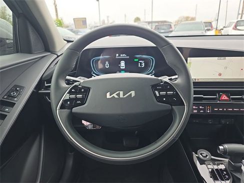 Used 2024 Kia Niro EX image 16
