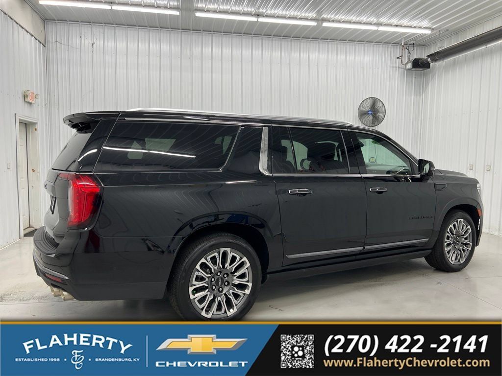 Used 2023 GMC Yukon XL Denali Ultimate AWD/4WD image 2