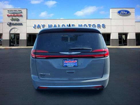 Used 2025 Chrysler Pacifica Select image 3