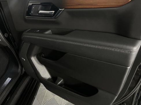 Used 2025 GMC Yukon XL Denali image 37