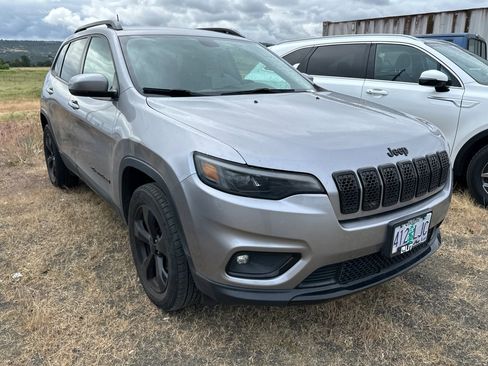 Used 2019 Jeep Cherokee Latitude Plus AWD/4WD image 2