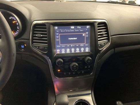 Used 2018 Jeep Grand Cherokee Altitude AWD/4WD image 15