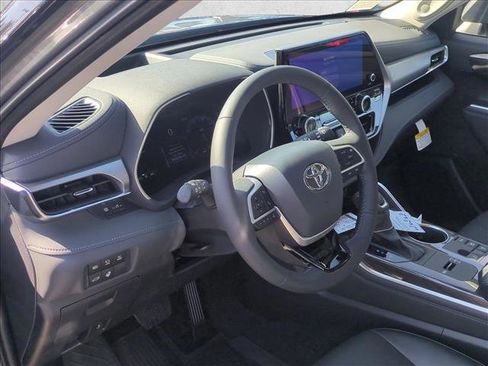 New 2026 Toyota Highlander Platinum image 3