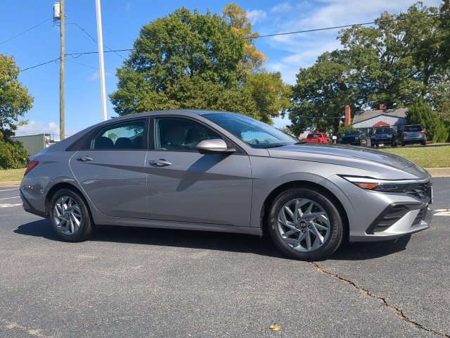 Used 2025 Hyundai Elantra Hybrid FWD image 2