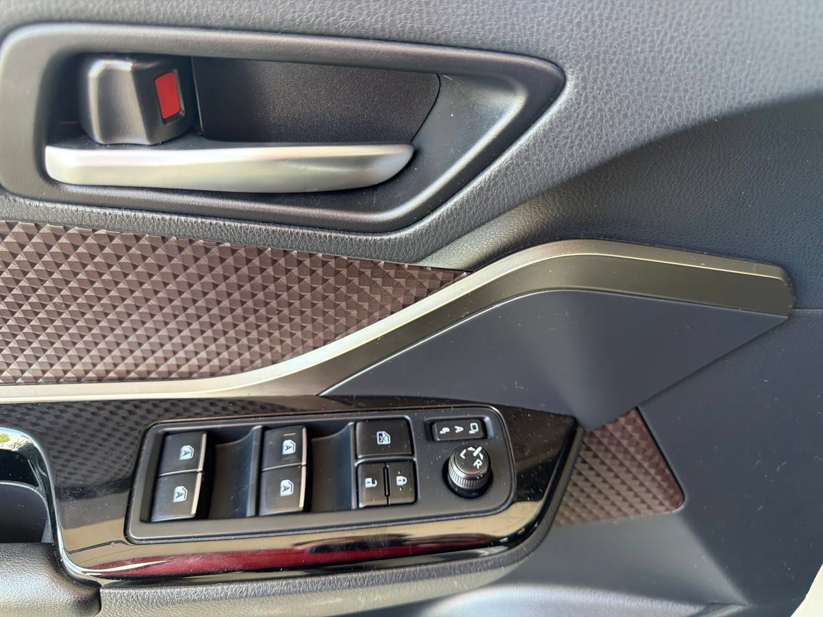 Used 2019 Toyota C-HR Limited FWD image 5