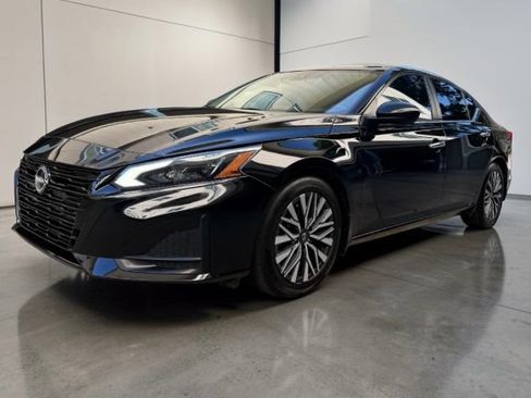 Used 2023 Nissan Altima 2.5 SV w/ SV Premium Package FWD image 2