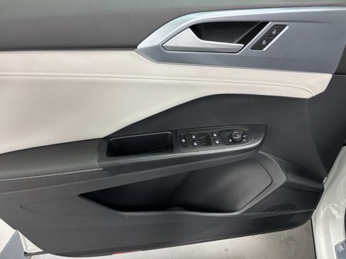 New 2025 Volkswagen Taos SE image 2