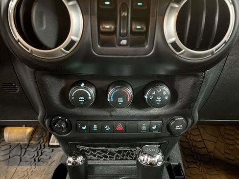 Used 2016 Jeep Wrangler Unlimited Sahara w/ Connectivity Group AWD/4WD image 17