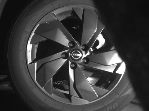 Used 2025 Nissan Rogue SV AWD/4WD image 14