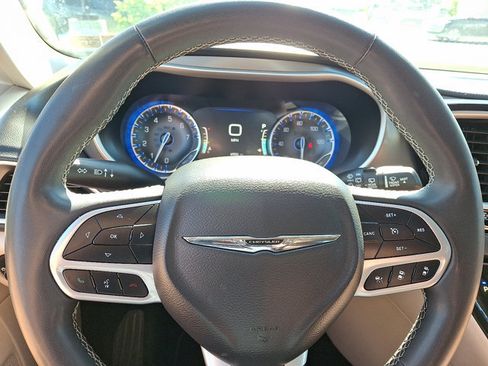 Used 2023 Chrysler Pacifica Touring-L FWD image 21