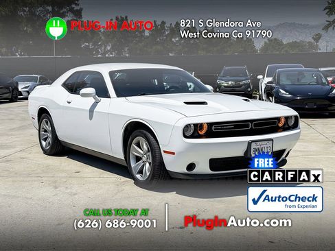 Used 2019 Dodge Challenger SXT RWD image 3