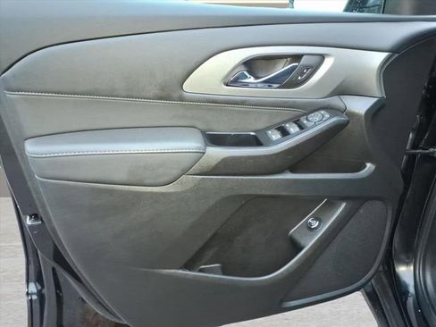 Used 2023 Chevrolet Traverse LT image 14