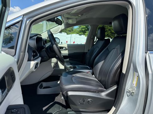 Used 2024 Chrysler Pacifica Touring-L FWD image 12