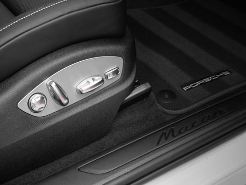 Used 2025 Porsche Macan image 22