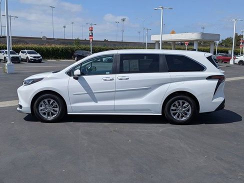 Certified 2026 Toyota Sienna LE FWD image 12