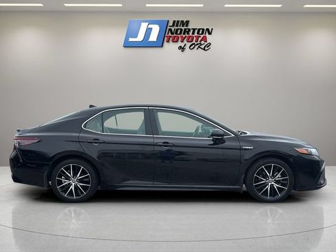 Used 2021 Toyota Camry SE w/ Audio Upgrade Package FWD image 4
