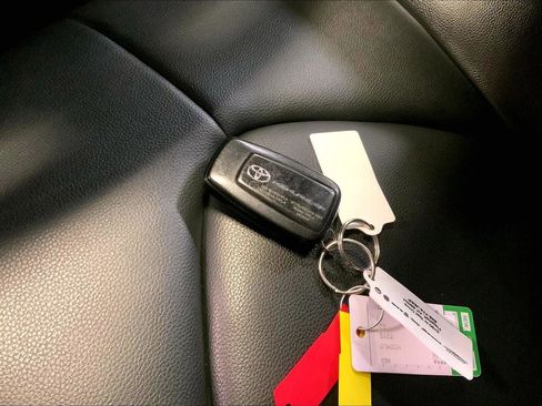 Used 2022 Toyota Highlander XLE image 12