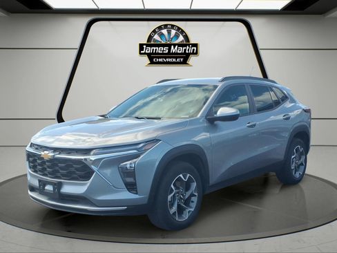 Used 2025 Chevrolet Trax LT FWD image 1