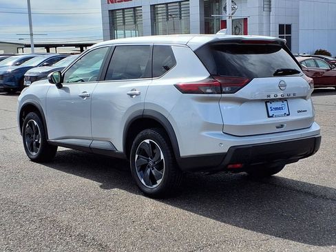 Used 2024 Nissan Rogue SV AWD/4WD image 6