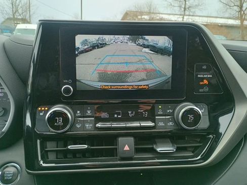 Used 2023 Toyota Highlander XLE AWD/4WD image 33