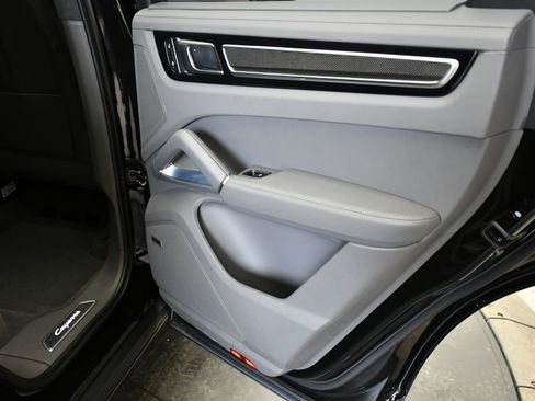Certified 2023 Porsche Cayenne Turbo AWD/4WD image 29