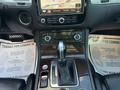 Used 2016 Volkswagen Touareg Sport image 30