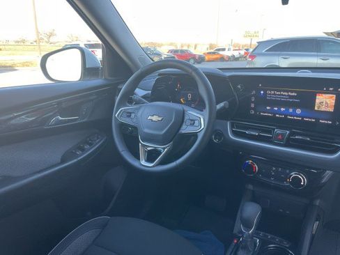 Used 2025 Chevrolet TrailBlazer LT w/ LT Cold Weather Package image 7
