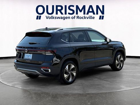Used 2025 Volkswagen Taos SE w/ Panoramic Sunroof Package AWD/4WD image 6