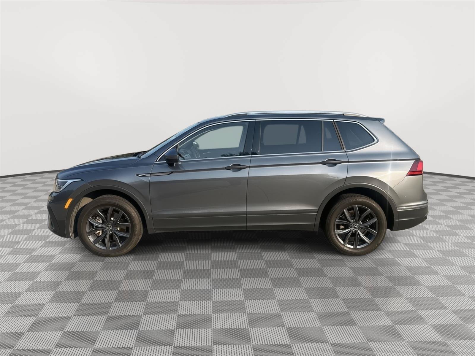 Used 2023 Volkswagen Tiguan SE AWD/4WD image 6