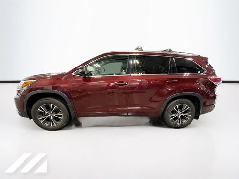 Used 2016 Toyota Highlander XLE w/ Four Season Floor Mat Package AWD/4WD image 8