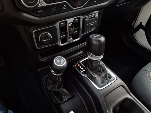 Used 2024 Jeep Wrangler Unlimited w/ Convenience Group AWD/4WD image 8