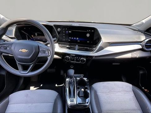 Used 2025 Chevrolet Trax LT FWD image 7