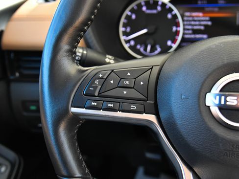 Used 2025 Nissan Sentra SV w/ SV Premium Package FWD image 33